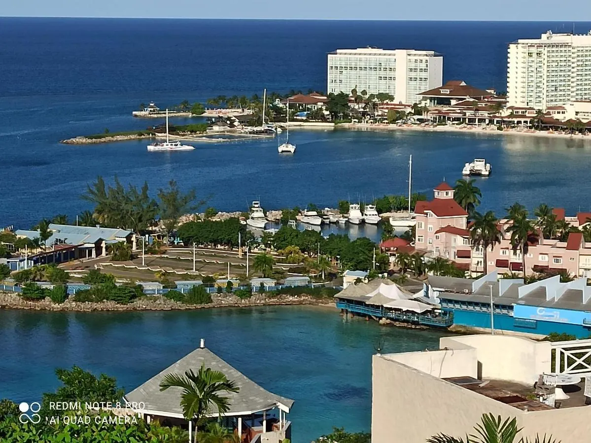 Columbus Heights Apt 26 F Ocho Rios Apartment